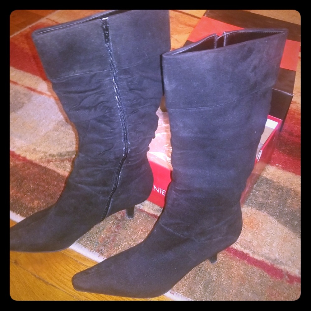 Calf high suede boots